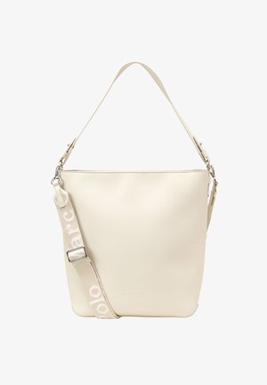 Sac à épaule en cuir couleur crème avec une texture lisse. Doté d'une large bandoulière réglable avec un logo en relief et des accents en métal argenté.