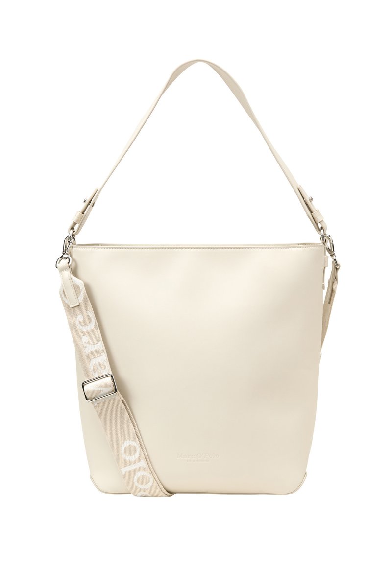 Sac à épaule en cuir couleur crème avec une texture lisse. Doté d'une large bandoulière réglable avec un logo en relief et des accents en métal argenté.