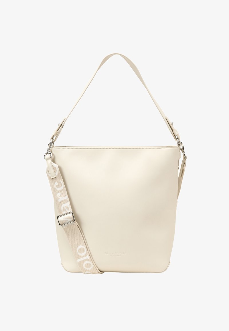 Cremfarbene Leder-Schultertasche mit glatter Oberfläche. Verfügt über einen breiten, verstellbaren Trageriemen mit eingeprägtem Logo und silbernen Hardware-Akzenten.