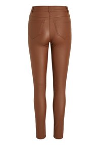 Leggings marron en similicuir avec une coupe ajustée, taille mi-haute, deux poches arrière et une texture lisse.