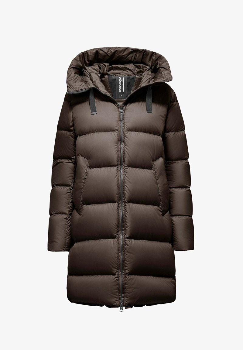 Lange donkerr bruine gewatteerde winterjas met capuchon, voorritssluiting, zijvakjes en zwarte trekkoorden op de capuchon.