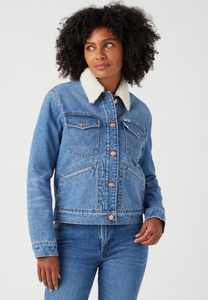 Wrangler HERITAGE - Chaqueta vaquera - first love