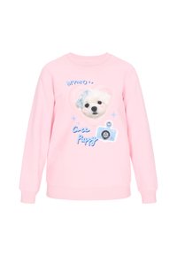 Rózsaszín pulóver lekerekített nyakkivágással, középen kutyafej grafikával egy szívben, amelyet egy fényképezőgép illusztráció és szöveg kísér.