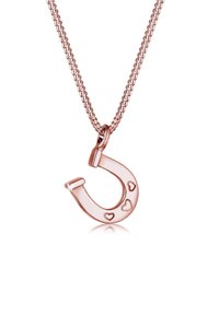 Rosaguld hänge i form av en hästsko, med små hjärtgravyrer, hängande på en delikat kedja.
