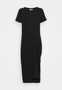 Robe noire à manches courtes avec un col rond, une texture froncée à la taille et un bas drapé. Fabriquée en tissu doux et extensible.