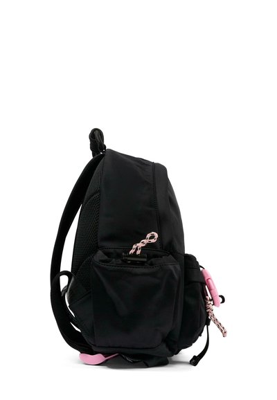 Zaino nero con finitura testurizzata, dotato di lati in rete, un accento rosa, molteplici scomparti e un dettaglio di chiusura a coulisse.