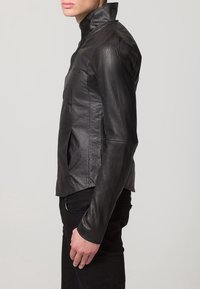 Czarna skórzana kurtka z wysokim kołnierzem, dopasowanym krojem, teksturowanymi panelami i bocznymi kieszeniami. Posiada długie rękawy i elegancką sylwetkę.