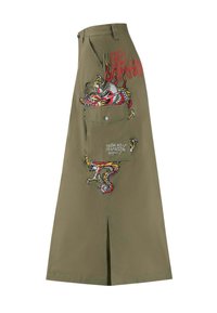 Olivgrüner Rock mit Drachenstickerei in Rot, Gelb und Weiß. Verfügt über eine seitliche Tasche mit Druckknopfverschluss und einen vorderen Schlitz für mehr Bewegungsfreiheit.