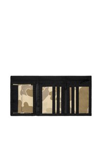 Cartera negra con un interior de camuflaje, múltiples ranuras para tarjetas y un compartimento con cremallera para un almacenamiento seguro. Diseño de tela texturizada.