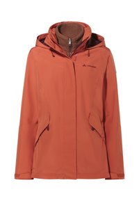 Giacca impermeabile rosso-arancio con colletto alto, cappuccio regolabile e tasche con zip. Presenta una superficie liscia e un design minimalista.