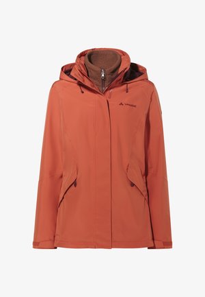 Giacca impermeabile rosso-arancio con colletto alto, cappuccio regolabile e tasche con zip. Presenta una superficie liscia e un design minimalista.