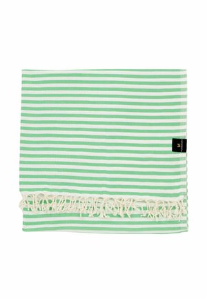 Vihreä- ja valkoraidallinen, taiteltu puuvillainen pyyhe, jossa on hapsutetut reunat ja pieni musta merkkilappu valkoisella taustalla.