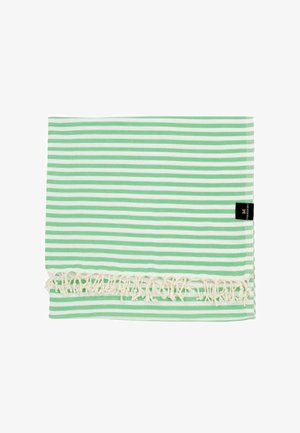 Opgevouwen groen-wit gestreepte katoenen handdoek met franjes aan de randen en een klein zwart merklipje op een witte achtergrond.