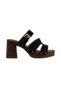 Sandale noire en daim à bout ouvert, talon bloc en bois, bride de cheville avec boucle dorée et détails de rivets dorés sur les brides.