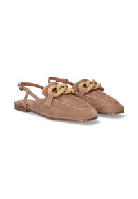 Zapatos de piel de gamuza beige tipo slingback con un perfil bajo, que presentan un detalle trenzado de fibra natural en la punta y una correa de tobillo ajustable en tono marrón.