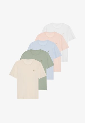 Cinq t-shirts à manches courtes en beige clair, vert, bleu, rose et blanc avec un petit logo doré sur la poitrine. Texture en coton lisse.