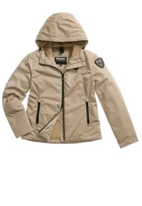 Beige lichte jas met capuchon, ritssluiting, zwarte accenten, twee voorzakken en een schouderpatch-logo. Glad textuur.