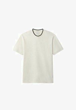 Camiseta blanca de manga corta con ribete negro alrededor del cuello redondo, mostrada plana sobre un fondo blanco.