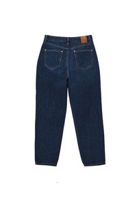 Jeans de denim azul oscuro con corte recto, que cuentan con dos bolsillos traseros y un parche de cuero en la cinturilla.