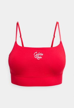 Bralette in cotone rosso con spalline regolabili e design aderente. Presenta un logo "Calvin Klein" ricamato sul davanti.