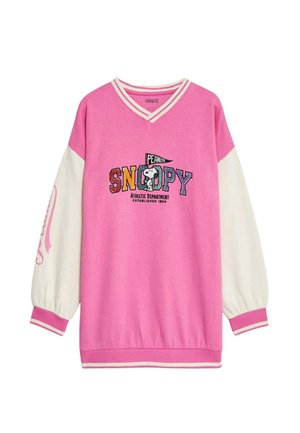 Roze-witte trui met lange mouwen en V-hals, met een Snoopy-afbeelding en de tekst "Athletic Department Established 1950" op de voorkant.