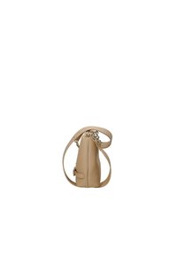 Borsa a tracolla in pelle beige con una forma slanciata e arrotondata, caratterizzata da un accentuato in catena sulla tracolla e una piccola tasca laterale.
