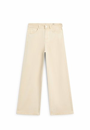 Beige Hosen mit weitem Bein, mit Knopf- und Reißverschluss vorne, Gürtelschlaufen sowie Vorder- und Münztaschen, flach auf weißem Hintergrund ausgelegt.