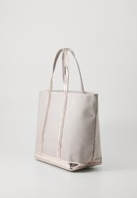 Šedá látková taška s kovovými ružovými zlatými akcentmi, s dvomi rukoväťami a štruktúrovaným dizajnom. Hladká textúra a jednoduchý tvar.