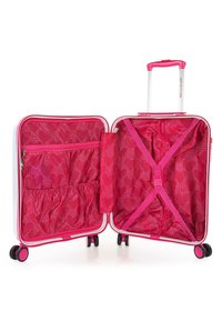Maleta rígida rosa con acentos blancos, doble compartimento, bolsillos con cremallera y correas cruzadas para un embalaje seguro. Ruedas de rodaje suave.