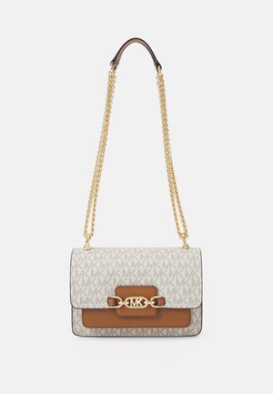 Borsa a tracolla in pelle beige con una catena dorata, caratterizzata da un motivo con logo, dettagli marroni e un clasp in metallo dorato sul davanti.