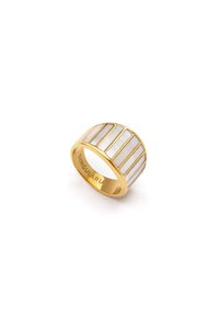 Gouden ring met verticale staven van parelmoer. Gladde textuur met een ronde band. Gegraveerd logo aan de binnenkant.