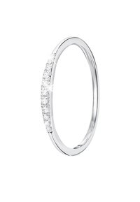 Dunne zilveren ring met een band bezet met een rij kleine, ronde diamanten, die een gepolijste afwerking en subtiele glans toont.