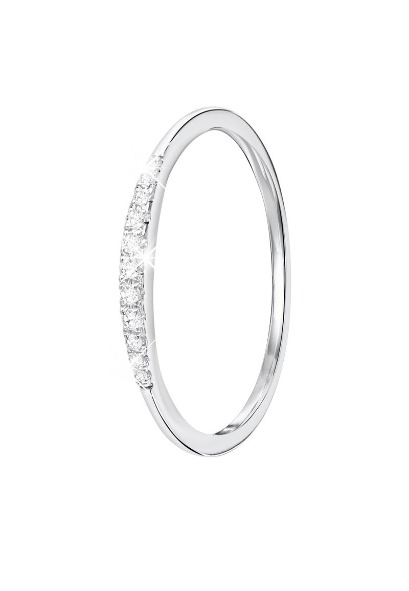 Dunne zilveren ring met een band bezet met een rij kleine, ronde diamanten, die een gepolijste afwerking en subtiele glans toont.