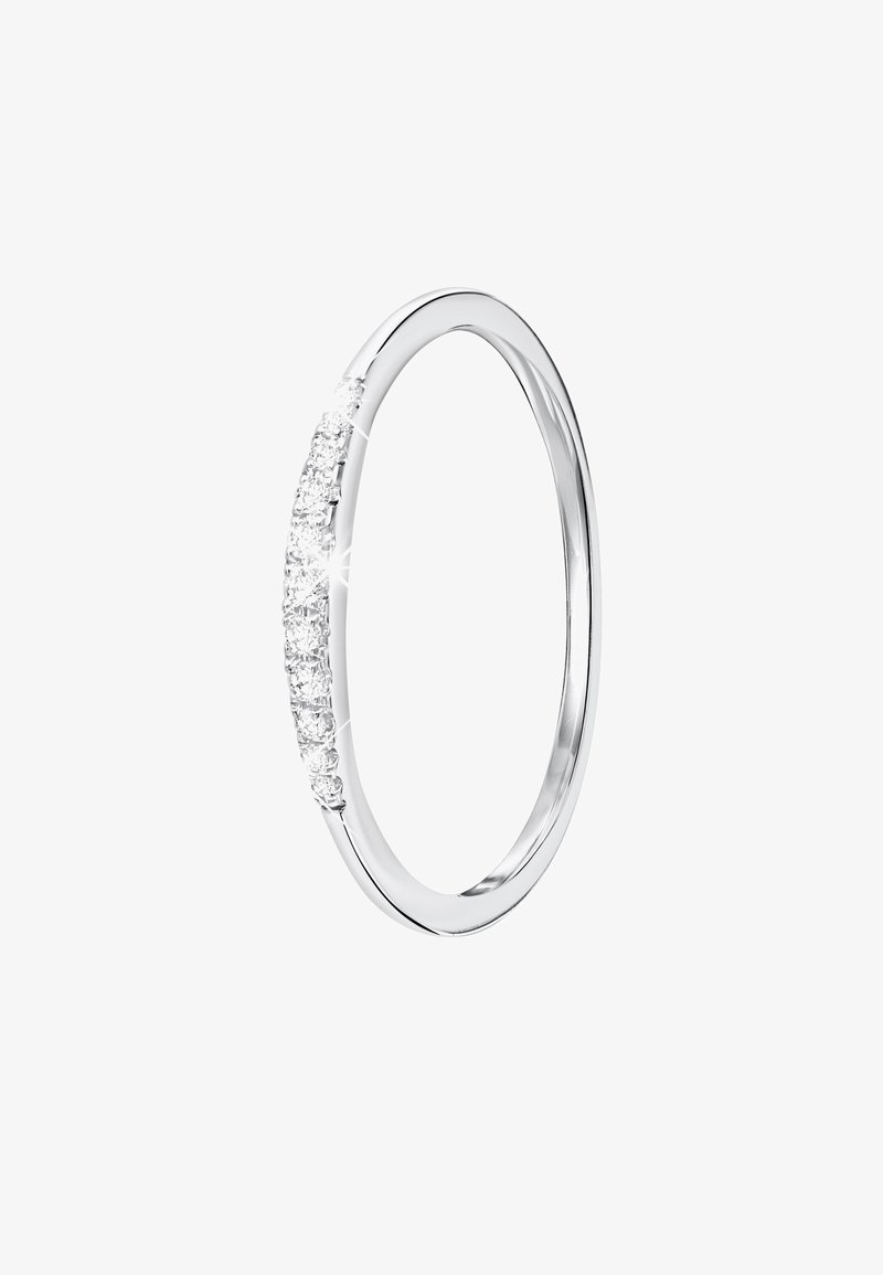 Dunne zilveren ring met een band bezet met een rij kleine, ronde diamanten, die een gepolijste afwerking en subtiele glans toont.