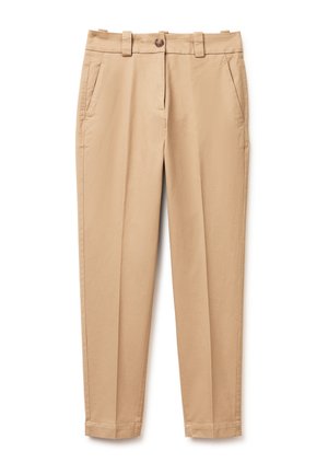 Beżowe spodnie na miarę z szlufkami na pasek, bocznymi kieszeniami, przednim zapięciem na guziki oraz usztywnionym dołem na białym tle.