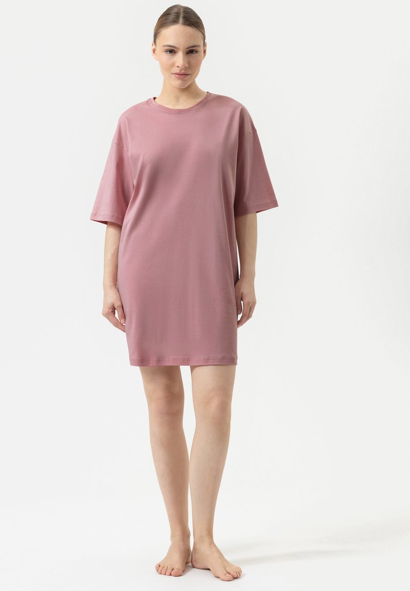 Abito over-size a maniche corte in morbido tessuto rosa. Design semplice e dritto con scollatura rotonda e lunghezza fino a metà coscia.