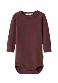 Burgundowy bodysuit dla niemowląt wykonany z miękkiego materiału, z długimi rękawami, prążkowanym okrągłym dekoltem oraz zapięciem na zatrzaski na dole.