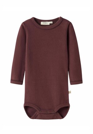 Burgundowy bodysuit dla niemowląt wykonany z miękkiego materiału, z długimi rękawami, prążkowanym okrągłym dekoltem oraz zapięciem na zatrzaski na dole.