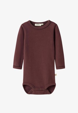 Bodysuit pour bébé bordeaux en tissu doux, avec des manches longues, un col rond côtelé et des fermetures à pression au bas.