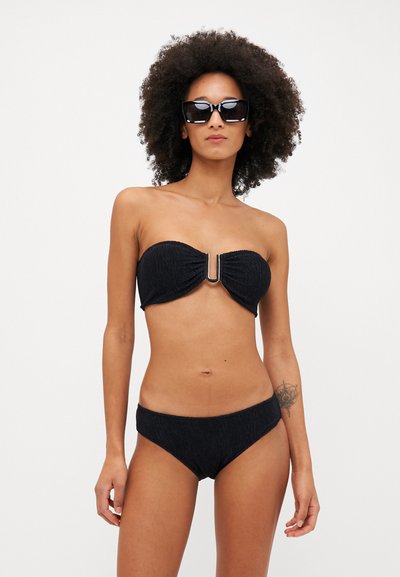 Svart bikiniset som har en strapless topp med en sentral U-formet detalj og teksturert stoff, kombinert med matchende lavt belte bunner.