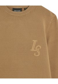 Maglione lavorato a maglia color cammello con colletto girocollo a costine. Sottile logo ricamato "LS" in colore abbinato sul petto. Texture morbida nel complesso.