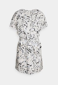 Kortärmad klänning i lätt tyg, med ett abstrakt mönster i svart och vitt, insvängd midja med ett band, och en något utsvängd siluett.