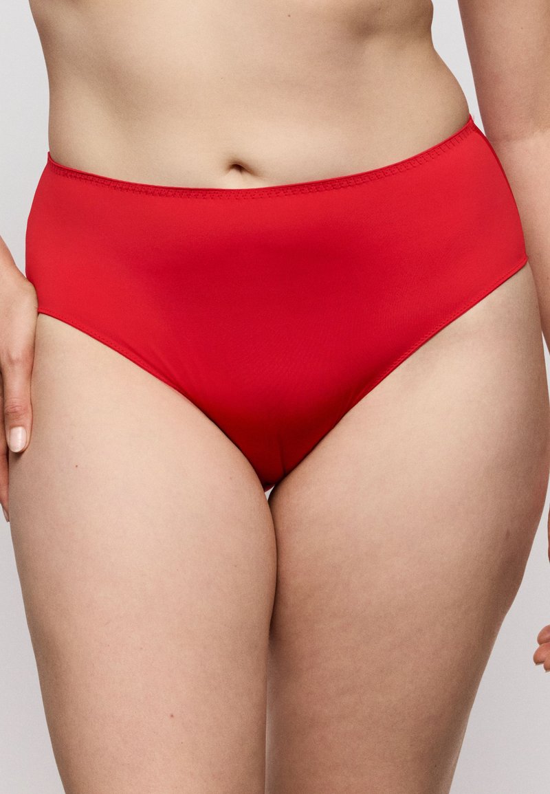 Rode slips met hoge taille, gemaakt van glad, rekbaar materiaal. Ze hebben een eenvoudig ontwerp met een comfortabele tailleband en geen zichtbare naden.