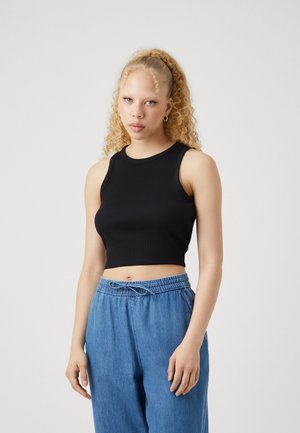 Top scurt negru cu textură în dungi, cu decolteu rotund și fără mâneci, asortat cu pantaloni deschiși la culoare, cu șnur, având o croială lejeră.