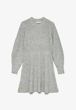 Robe longue en tricot gris clair à manches longues avec un col rond et une jupe évasée, présentée à plat avec une texture visible et une étiquette de marque à l'intérieur du col.