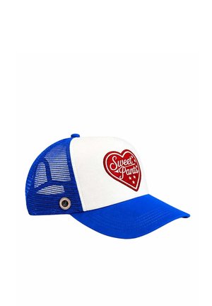 Gorra de camionero azul y blanca con un parche de corazón rojo que dice "Sweet Pants" en el panel frontal y paneles traseros de malla azul.