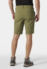 Bermudas verde olivo con corte ajustado, hechas de un tejido ligero. Presentan un bolsillo cargo lateral y un detalle del logotipo en tono cerca del dobladillo.