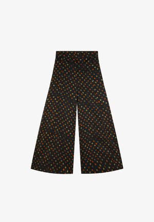 Zwarte wijdlopende broek van stof met een overwegend geometrisch patroon in oranje, groen en gele vormen. Soepele textuur, hoge taille.