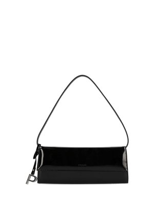Schwarze Schultertasche aus Lackleder mit Klappverschluss, kurzem Riemen und metallischem "P"-Anhänger an der Seite, vorne mit "PICARD"-Logo.