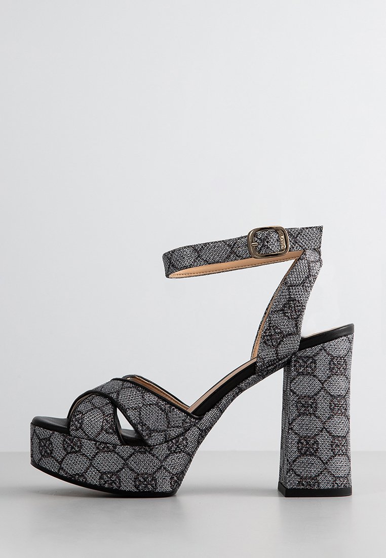 Sandale cu platformă